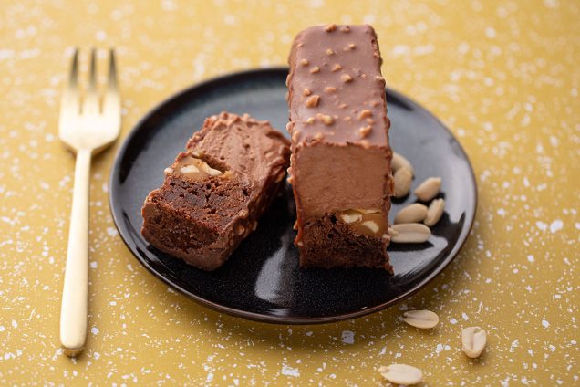 Entremets-Chocolat-Caramel-Beurre-Salé-cacahuètes-Grillées-ambiance