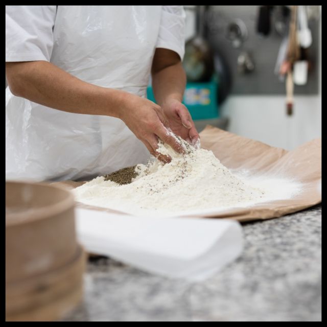 🇫🇷L’art de la pâtisserie à la Maison Hirose : un voyage Franco-Japonais 🇯🇵

Découvrez les coulisses de notre fabrication artisanale, où chaque geste compte et chaque détail est soigneusement pensé. Chez Maison Hirose, nous célébrons l’harmonie entre le savoir-faire français et l’élégance japonaise, créant des pâtisseries uniques qui ravissent vos papilles.

Nous nous employons avec passion à façonner des créations délicates, alliant des techniques traditionnelles aux influences nippones. Chaque produit est le fruit d’un mélange savoureux de cultures, d’ingrédients de qualité et d'une importante minutie.

Plongez dans notre univers où l’authenticité et l’innovation se rencontrent, et laissez-vous inspirer par notre démarche artisanale.

#MaisonHirose #Artisanat #PâtisserieFrancoJaponaise #SavoirFaire