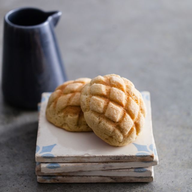 🇯🇵 Succombez à la douceur de notre Melon pan ! 🇯🇵

Découvrez notre Melon pan, une spécialité boulangère japonaise qui allie tradition et gourmandise. À l’intérieur, une brioche extra moelleuse vous attend, tandis qu’à l’extérieur, une croûte de cookie croustillante et sucrée enveloppe cette merveille.

Laissez-vous emporter par une expérience gustative unique, où chaque bouchée révèle un savoureux mélange de textures et de saveurs !

📍 Disponible 7j/7 dans nos boutiques et sur notre site internet.

#MelonPan #MaisonHirose #PâtisserieFrancoJaponaise #Gourmandise #SaveursdAutomne